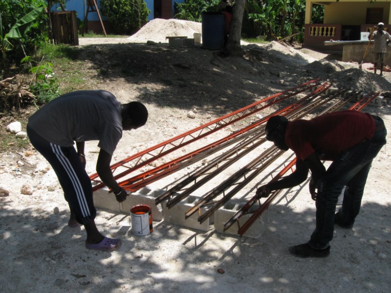 Julio and Blanco priming the bare metal trusses